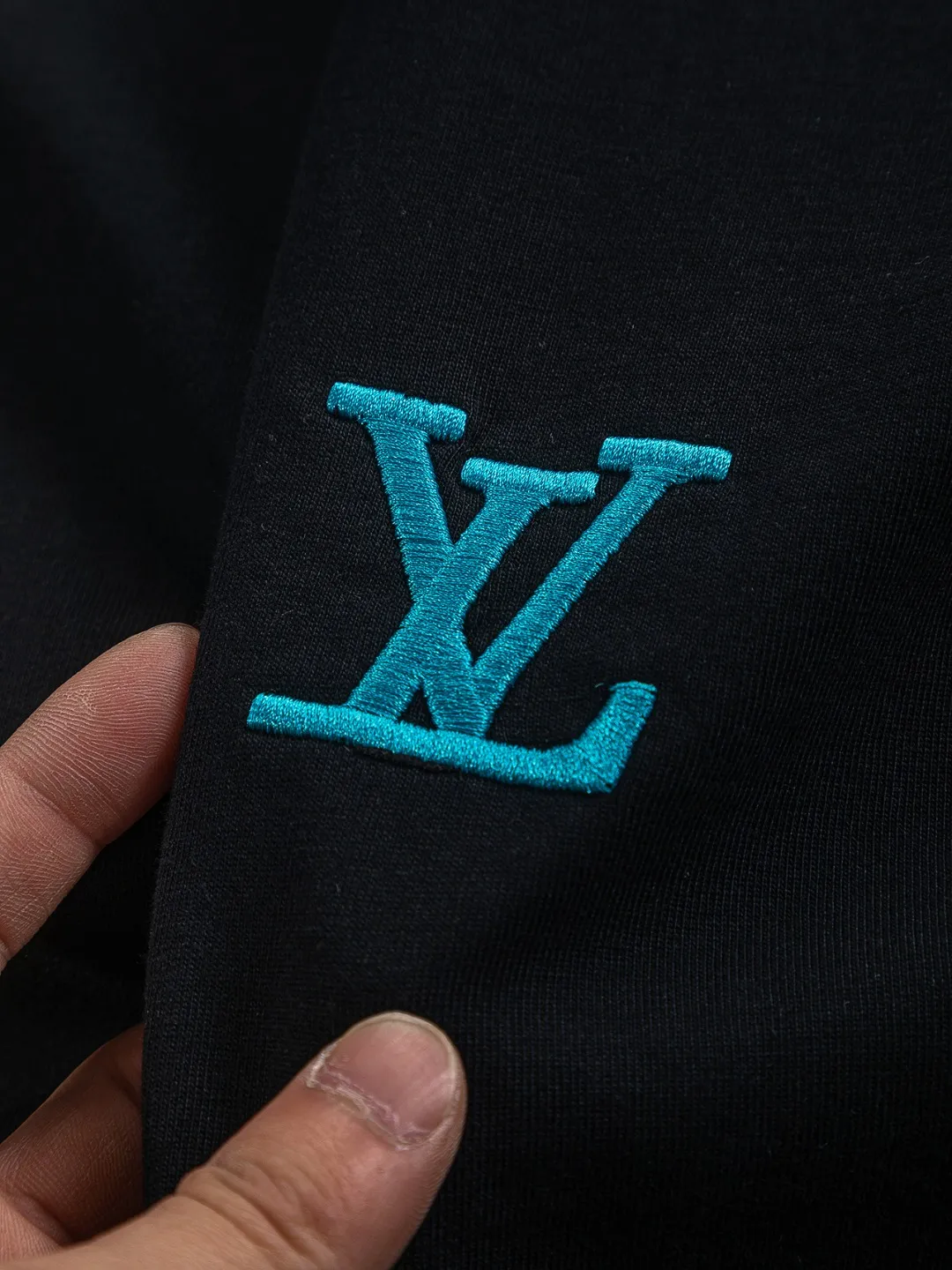 🅿️210 Louis Vuitton 1V LV slightly wide version S-XL lv 26SS LV new product counter catwalk style heavy-duty letter embroidery stitching colorful print on the chest 🪡 embroidered logo is the same for men and women! Short-sleeves are not the same as the general public, but must be unique and eye-catching. This LV short-sleeves is all about quality, comfort, consistent style, fashion, including fabrics and cutting techniques, all of which have been made with great effort! 320 grams of washed pure cotton fabric, pure cotton is breathable, very refreshing and comfortable for daily wear. The rib knitting on the neckline is smooth and tight, and the neckline will not be skewed if you toss it at will. The loose version, you will find that it looks really good on the upper body. The overall is minimalist and neat, super versatile for daily use! Pair it casually with a pair of pants for a youthful look. A T-shirt will make your outfit crazy. It is a fashionable item that can never go wrong! Color: Black White Size: S-XL Size chart: S: Shoulder width 50-Bust 56-Length 70 M: Shoulder width 52-Bust 57-Length 72 L: Shoulder width 54-Bust 59-Length 74 XL: Shoulder width 56-Bust 62-Length 76